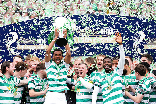 Fanoušci vběhli na hřiště, Hearts smutní a titul slaví Celtic. Trofej získal i Čvančara
