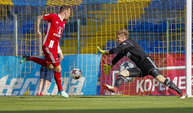 Dostal pěstí od fandů, přišel o práci, neboť se zastal Kúdely. Zlámal věští titul Hearts