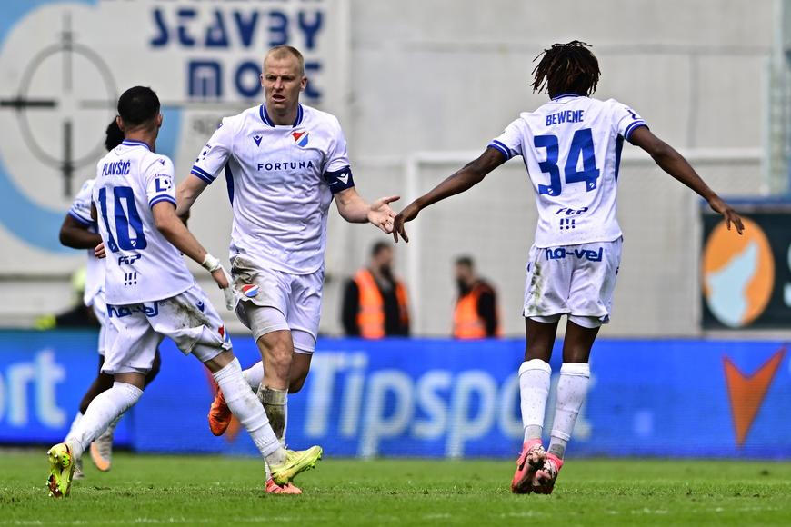 Ostrava – Zlín 1:0. Vlastní gól a pak červená. Baník bojuje s přímým sešupem do druhé ligy